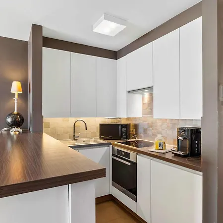 Stylish Renovated 2-bedroom In With Garage