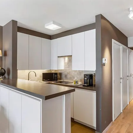 Stylish Renovated 2-bedroom In With Garage *