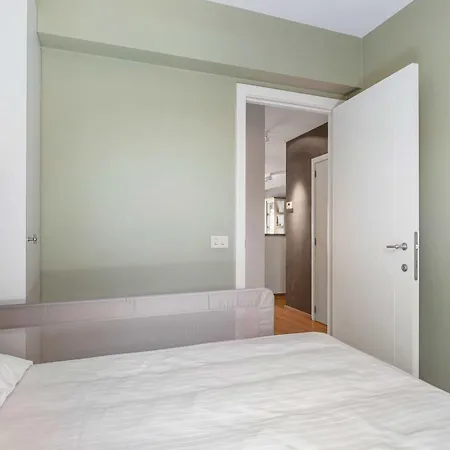 Διαμέρισμα Stylish Renovated 2-bedroom In With Garage *