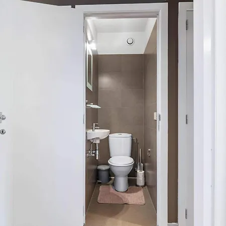 Διαμέρισμα Stylish Renovated 2-bedroom In With Garage *