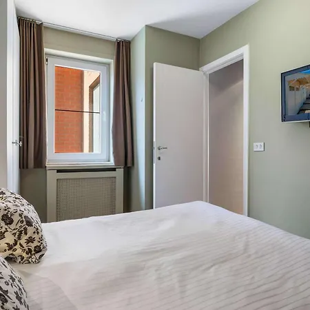 Stylish Renovated 2-bedroom In With Garage Διαμέρισμα Knokke-Heist