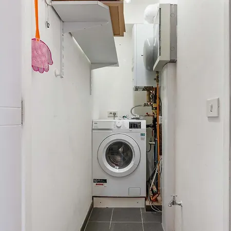 Stylish Renovated 2-bedroom In With Garage *