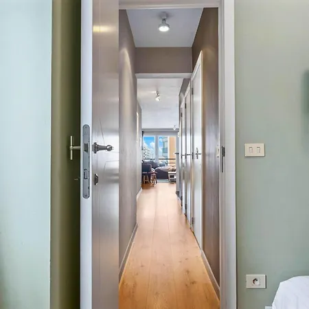 Stylish Renovated 2-bedroom In With Garage